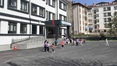 Şanlıurfa’da meydana gelen silahlı saldırının ardından Sivas’ta eğitim sendikalarının başlattığı