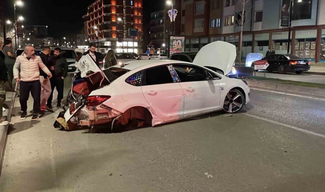 Sivas’ta meydana gelen trafik kazasında 3 kişi yaralandı. Kaza anı,