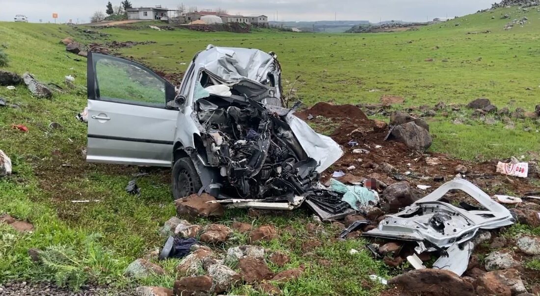 Şanlıurfa’nın Siverek ilçesinde meydana gelen trafik kazasında tır ile hafif