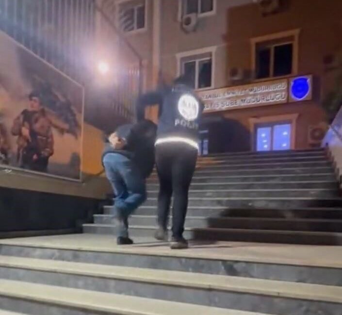 İstanbul’da bir kişinin sosyal medyada polis yeleği giyerek yayın yaptığı