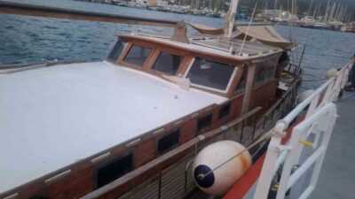 Muğla’nın Bodrum ilçesinde, 3 kişi taşıyan bir tekne su almaya