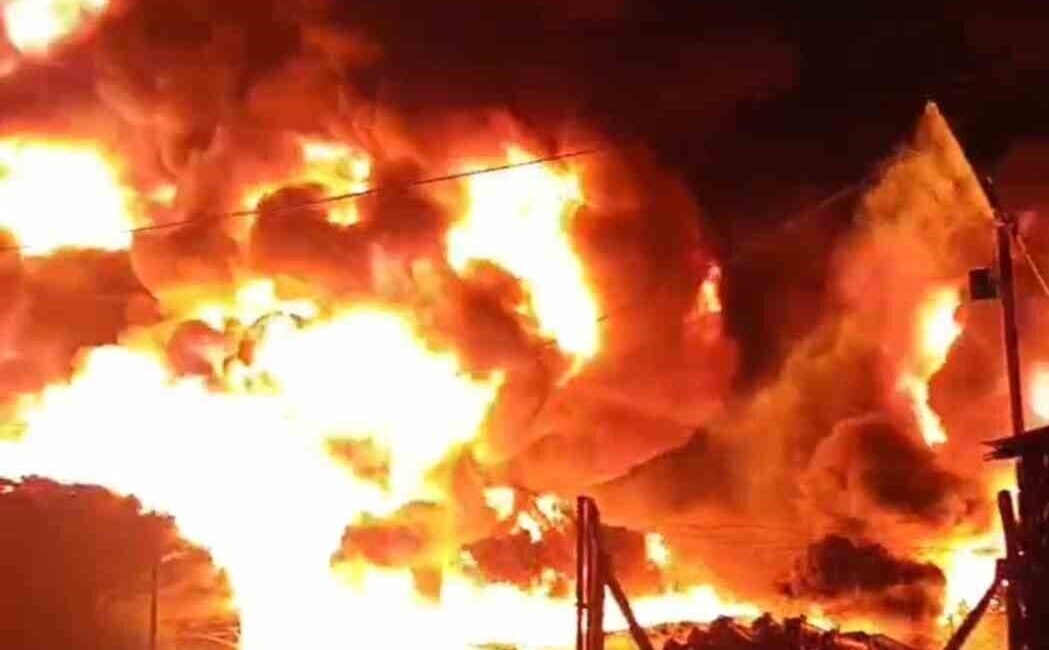 Kozan ilçesinde meydana gelen gece yangınında, Gaziköy Mahallesi’nde boş araziye