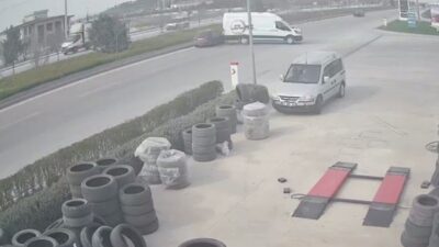 Konya’da, sürücüsü el frenini çekmeyi unuttuğu minibüs, geri geri ilerleyerek