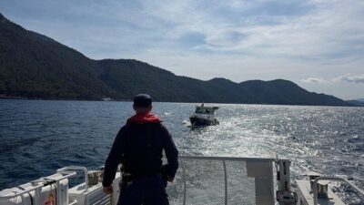 Kuşadası ilçesinde meydana gelen olayda, motor arızası nedeniyle sürüklenen bir