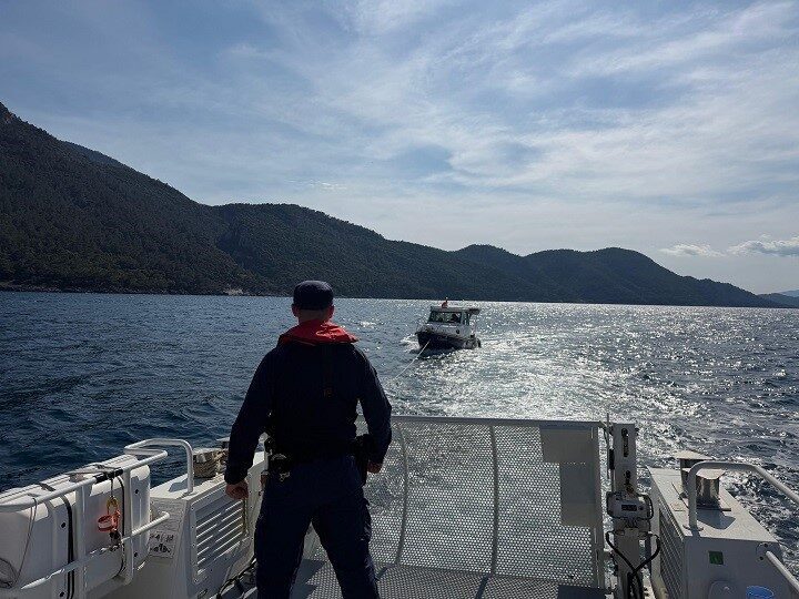 Kuşadası ilçesinde meydana gelen olayda, motor arızası nedeniyle sürüklenen bir