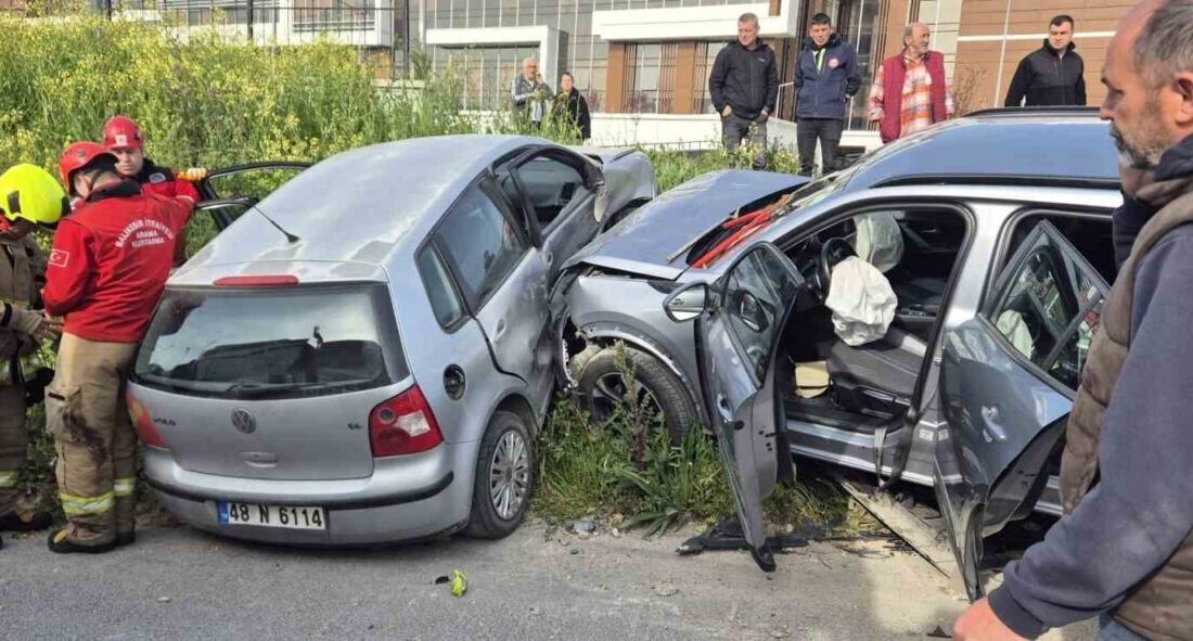 Balıkesir’in Susurluk ilçesinde çift taraflı ve sıkışmalı bir trafik kazası