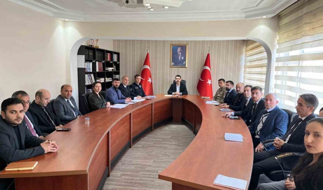 Susuz Kaymakamı Muhammed Emin Tutal’ın başkanlığında, okul güvenliği toplantısı gerçekleştirildi.