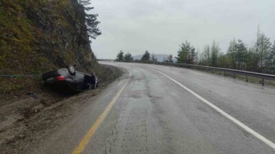 Kastamonu’nun İnebolu ilçesinde meydana gelen bir trafik kazasında, bir otomobil
