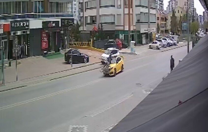 Konya’da bir bisiklet sürücüsü, yolun karşısına geçmeye çalışırken taksinin çarpması