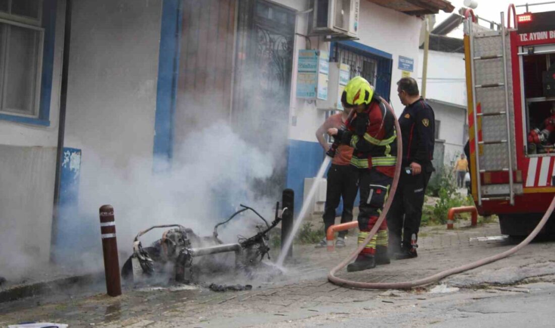 Aydın’ın Efeler ilçesinde bir evin önünde onarılan elektrikli motosiklet aniden