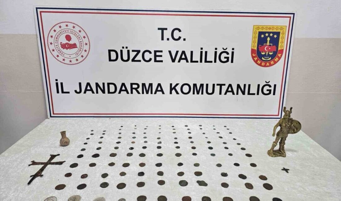 Düzce’de, ellerinde bulunan tarihi eserleri satmak amacıyla müşteri arayan ve