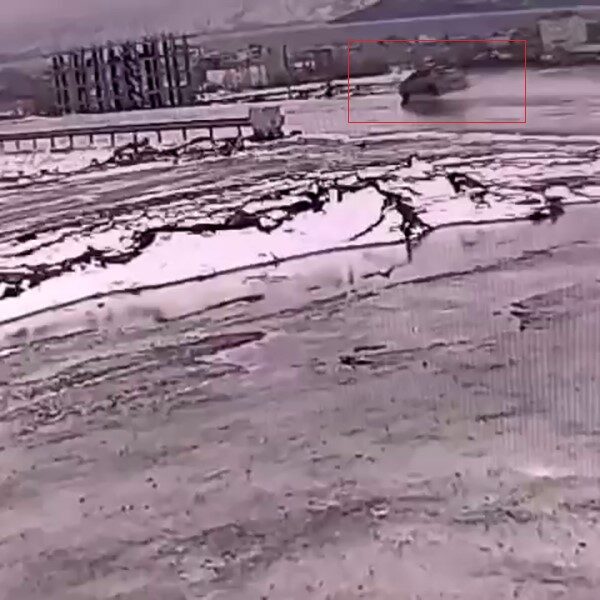 Tatvan ilçesinde meydana gelen trafik kazasında, sürücüsünün kontrolünü kaybettiği otomobilin