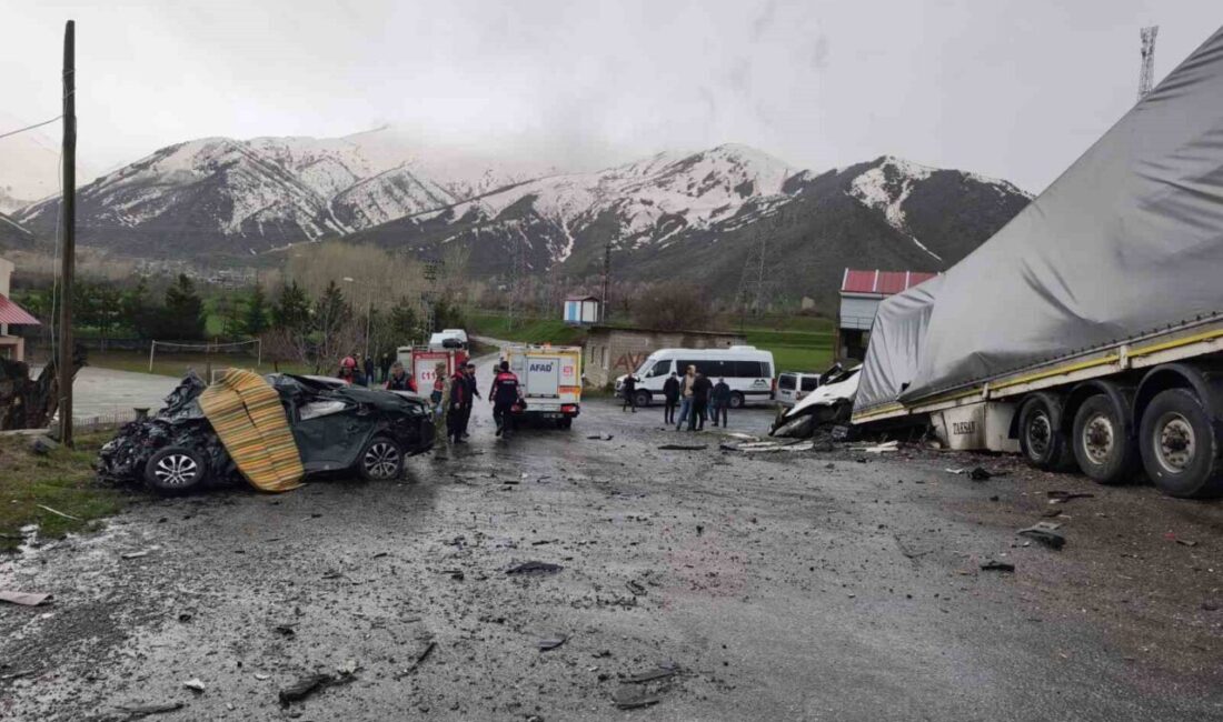 Bitlis’in Tatvan ilçesinde meydana gelen trafik kazasında, tır ile otomobil