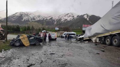 Bitlis’in Tatvan ilçesinde meydana gelen trafik kazasında, tır ile otomobil