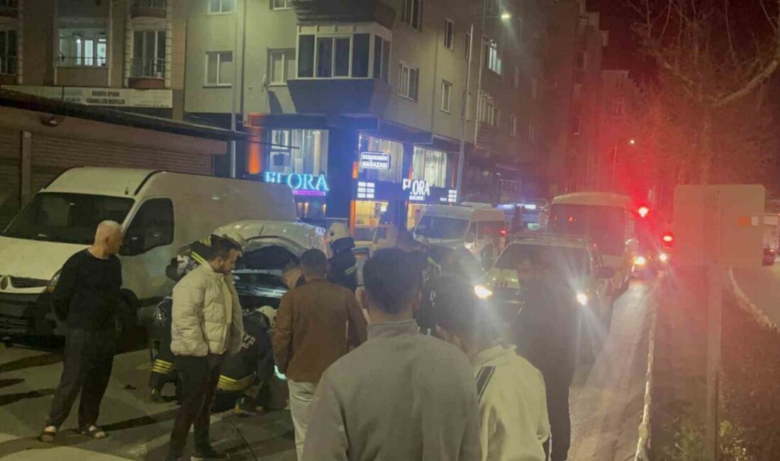 Çorlu’da Gece Yarısı Alkollü Sürücünün Servis Minibüsüne Çarpması Çorlu’da gece