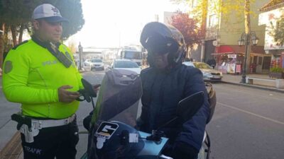 Süleymanpaşa ilçesindeki trafik denetiminde polis ekipleri, 65 aracı inceledi. Denetimlerde,