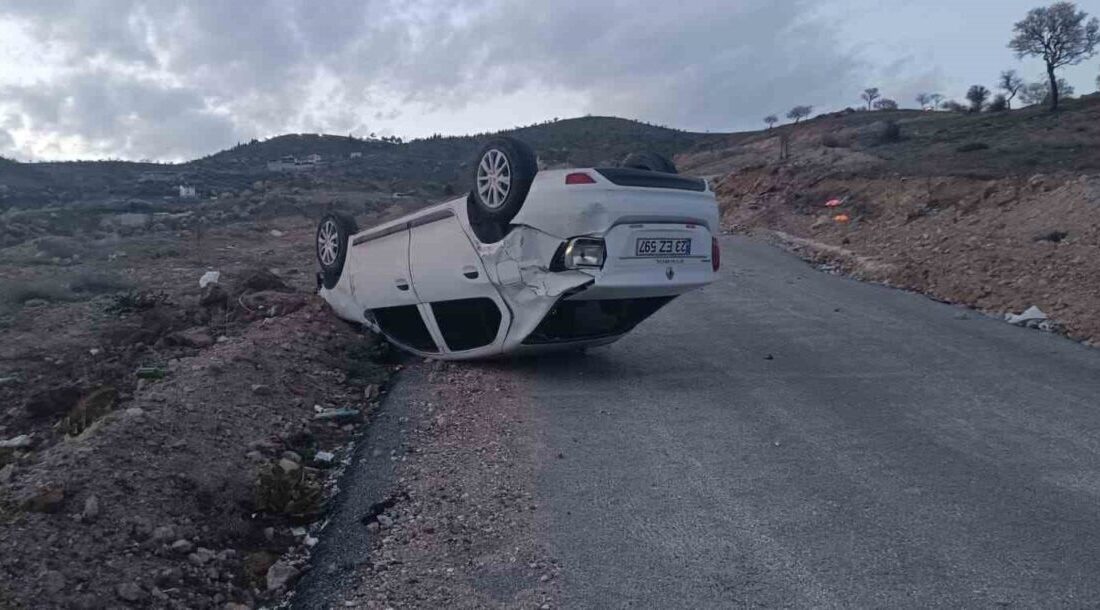 Elazığ’ın Gümüşbağlar köyünde meydana gelen trafik kazasında bir otomobil, kontrolü