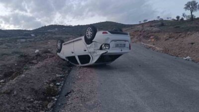 Elazığ’ın Gümüşbağlar köyünde meydana gelen trafik kazasında bir otomobil, kontrolü