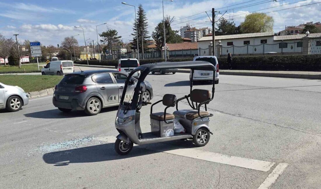 Eskişehir’de yaşanan trafik kazasında, bir otomobil ile ters yöne girmeye