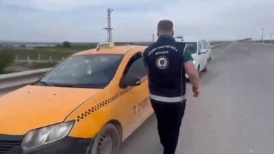 Hatay’da ticari taksi plakalı araçlarla göçmen kaçakçılığı yapan 2 sürücü,