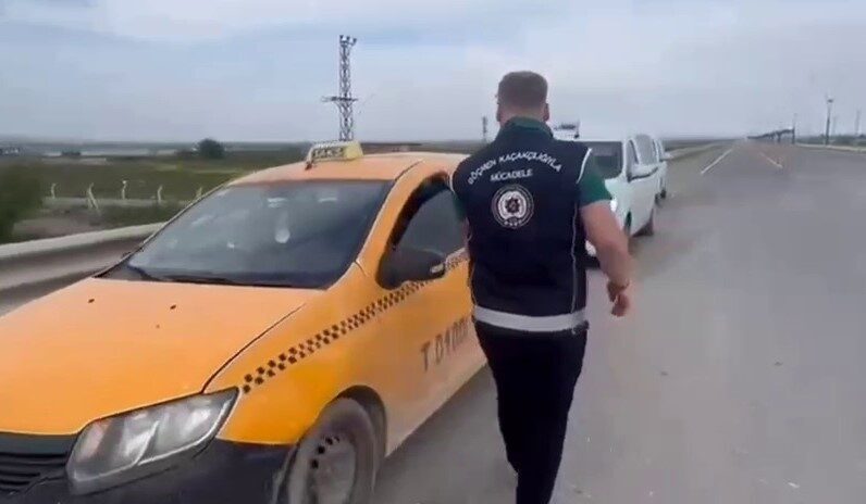 Hatay’da ticari taksi plakalı araçlarla göçmen kaçakçılığı yapan 2 sürücü,