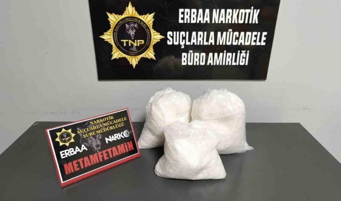 Tokat’ta yapılan bir operasyonda, tır dorsesinde bulunan hasarlı bir araçta