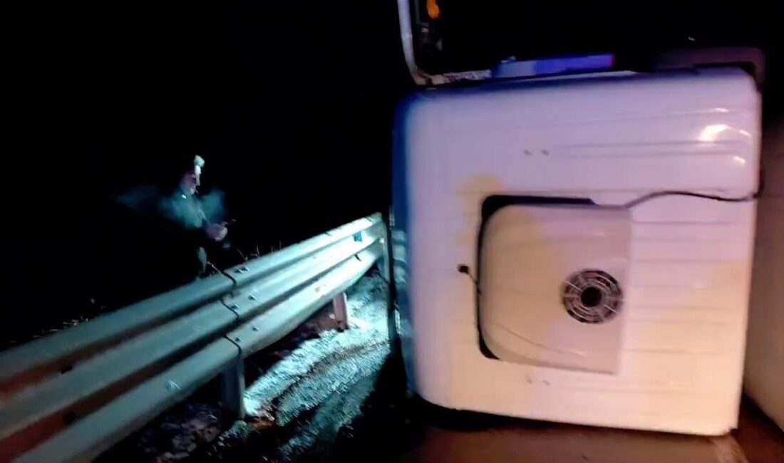 Erzurum’da meydana gelen kazada kontrolden çıkan bir tır devrilirken, sürücü