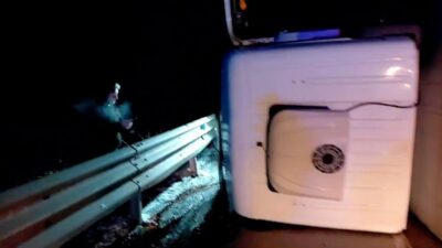 Erzurum’da meydana gelen kazada kontrolden çıkan bir tır devrilirken, sürücü