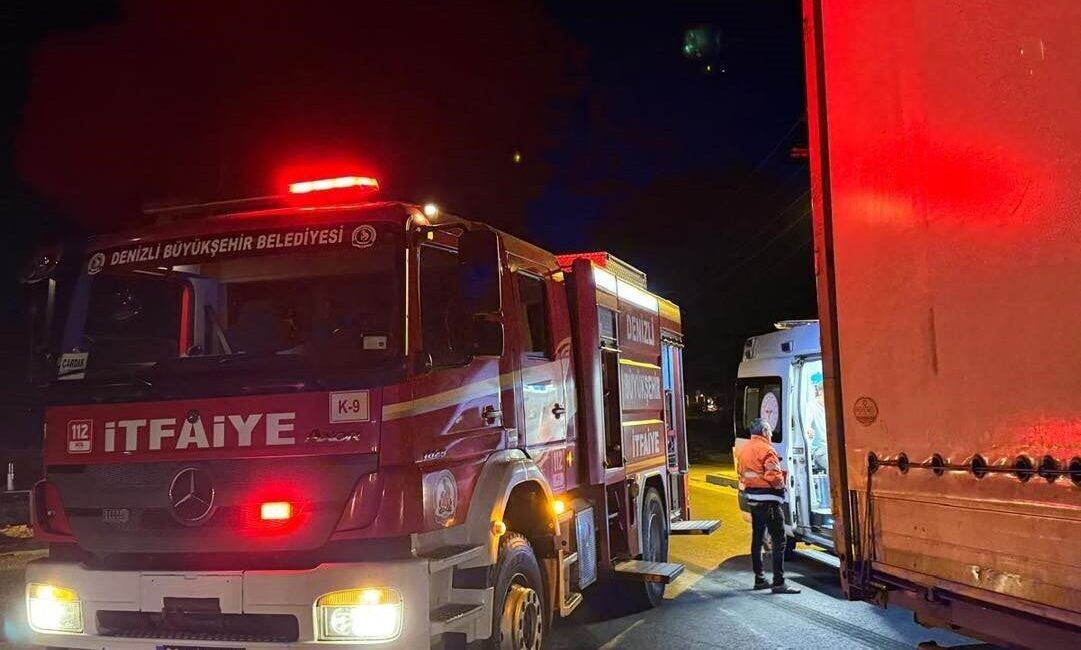 Denizli’nin Çardak ilçesinde meydana gelen trafik kazasında, bir otomobil tıra