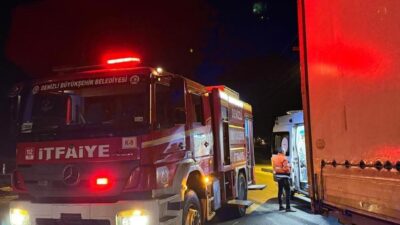 Denizli’nin Çardak ilçesinde meydana gelen trafik kazasında, bir otomobil tıra