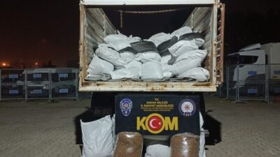 Adana’da polis ekipleri tarafından bir tırda kaçak tütün bulundu. Adana