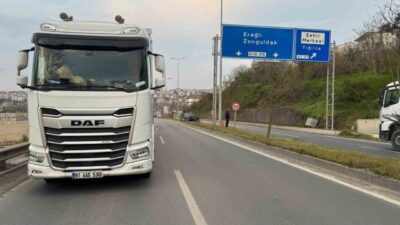 Zonguldak’ın Alaplı ilçesinde yaşanan trafik kazasında, bir tırın otomobile çarpması