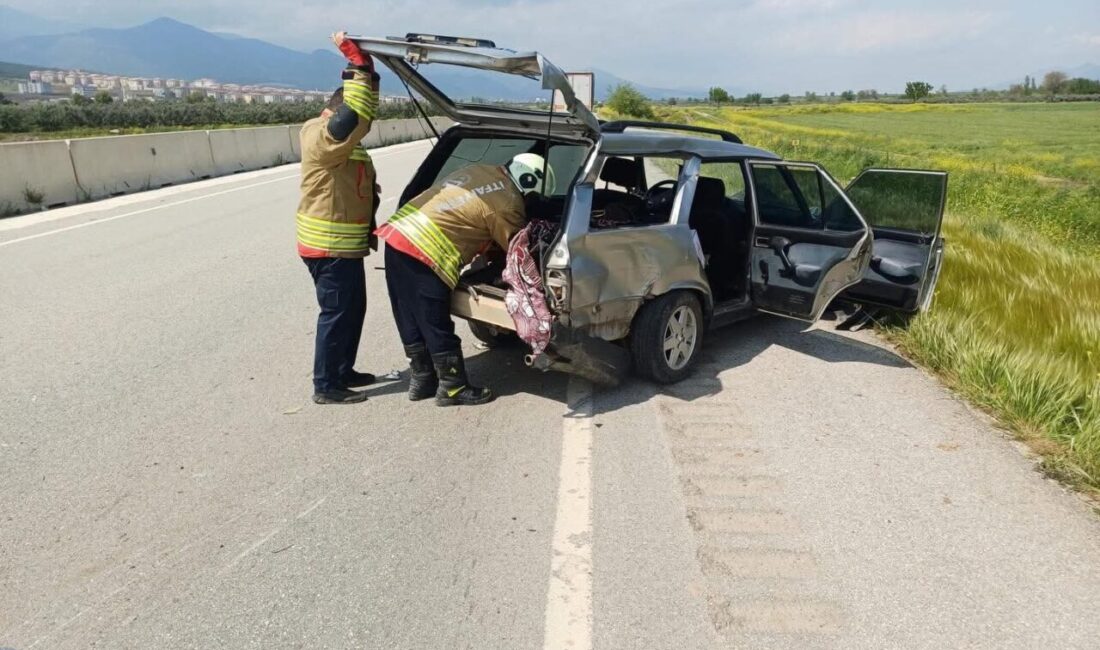 Hassa ilçesinde meydana gelen trafik kazasında, orta refüje çarpan ve