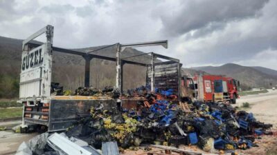 Tokat’ta bir kamyon, çilek yüklü şekilde seyir halindeyken alev alarak