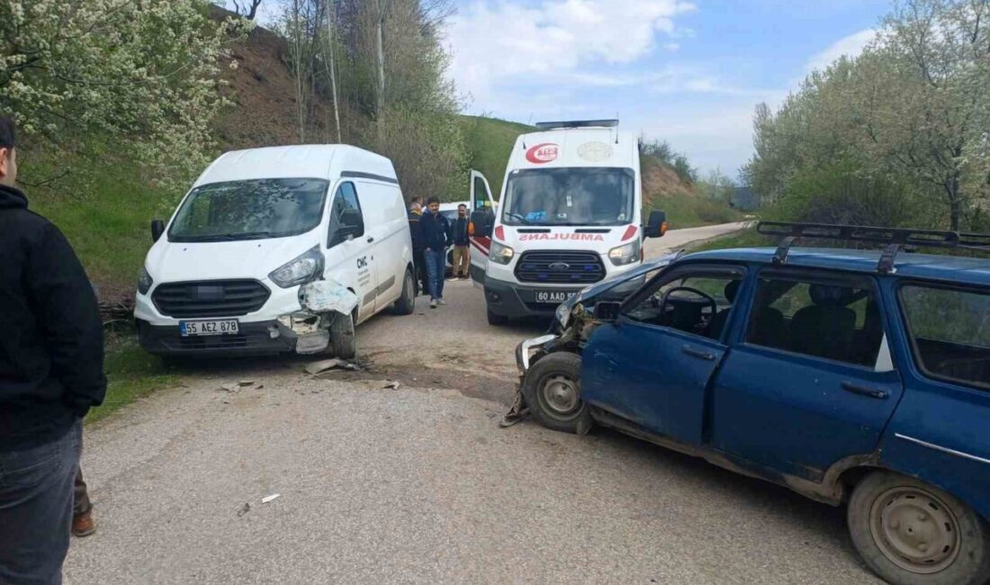 Almus ilçesinde meydana gelen trafik kazasında iki otomobil çarpıştı ve