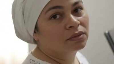 Niksar ilçesindeki bir ev yangınında komşusuna yardım etmeye çalışan ve