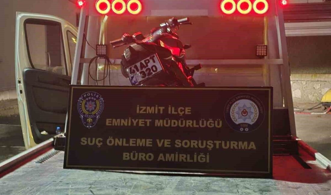 Kocaeli’nin İzmit ilçesinde, motosiklet sürücüsünün trafiği tehlikeye atan akrobatik hareketleri