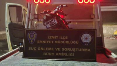 Kocaeli’nin İzmit ilçesinde, motosiklet sürücüsünün trafiği tehlikeye atan akrobatik hareketleri