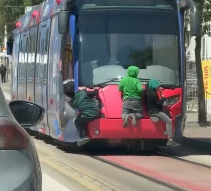 Bursa’nın Osmangazi ilçesinde, Çekirge Mahallesi Darmstadt Caddesi üzerinde seyreden bir