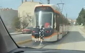 Eskişehir’de, patenli 2 çocuğun tramvayın arkasına tutunarak gerçekleştirdiği tehlikeli yolculuk
