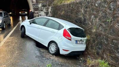 Zonguldak’ta bir otomobil, sürücüsünün kontrolünden çıkarak tünele çarparak durabildi. Olay,