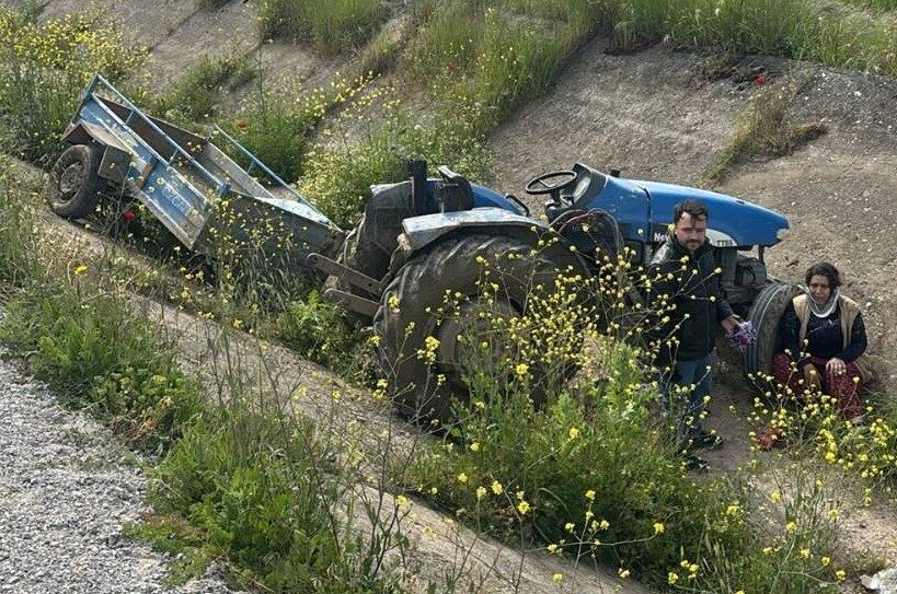 Manisa’nın Turgutlu ilçesinde meydana gelen kaza sonucu traktörün ön lastiği