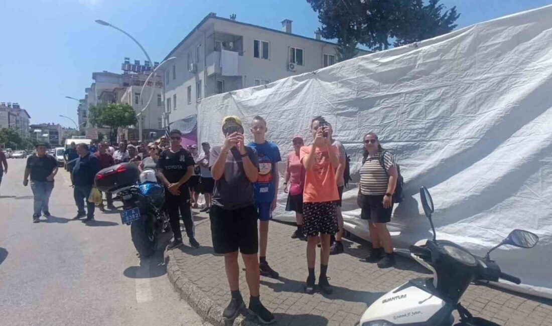 Manavgat ilçesinde bulunan 3 katlı bir binada çıkan yangın, büyük