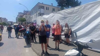 Manavgat ilçesinde bulunan 3 katlı bir binada çıkan yangın, büyük