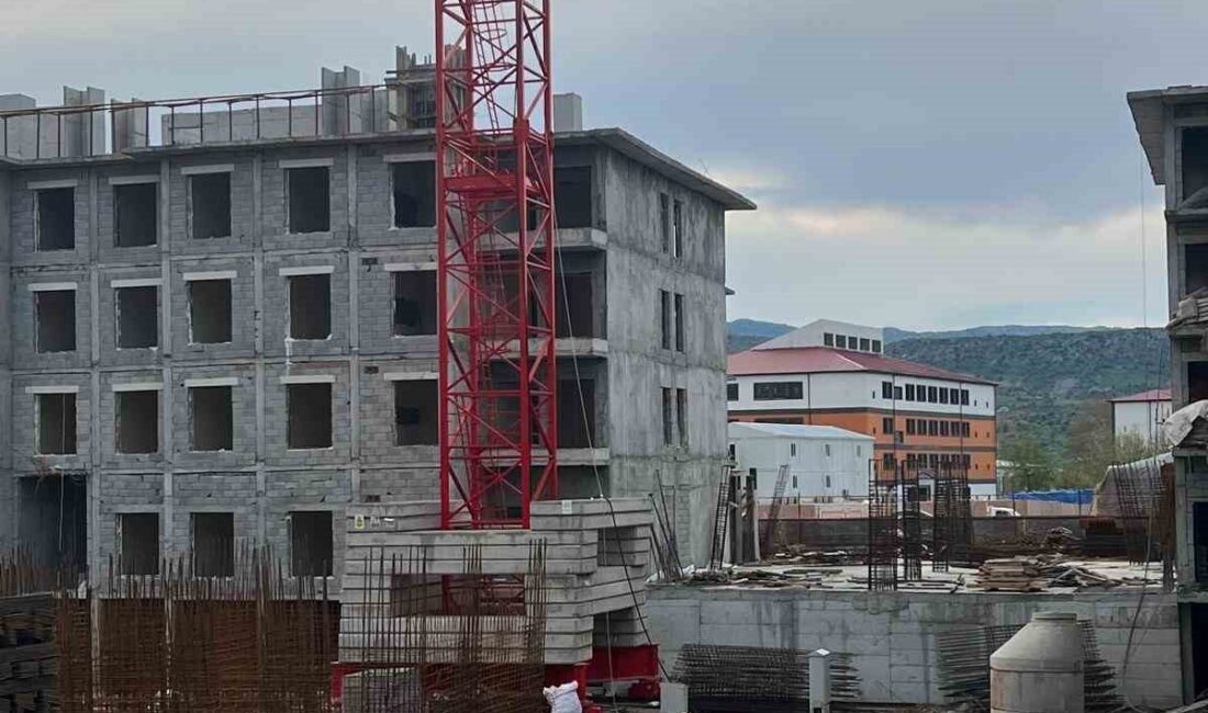 Adıyaman’ın Gölbaşı ilçesinde bir inşaatta çalışan işçiler, maaşlarını alamadıklarını iddia