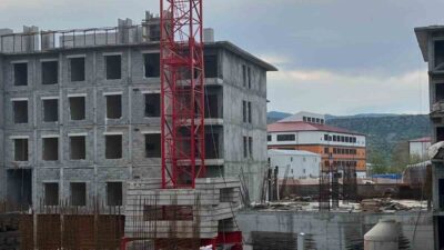 Adıyaman’ın Gölbaşı ilçesinde bir inşaatta çalışan işçiler, maaşlarını alamadıklarını iddia