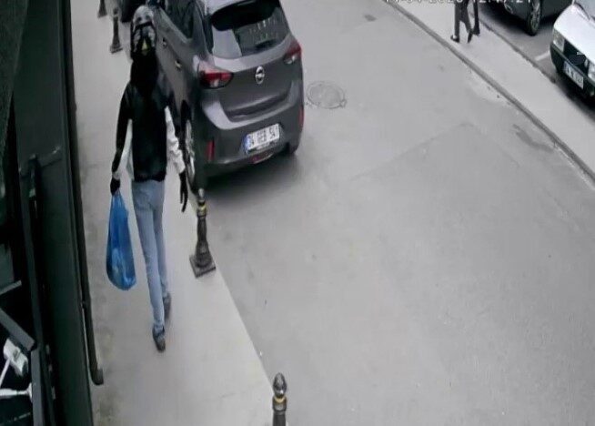 Ümraniye’de bir otoparkta park halindeki bir araçtan 2 kilogram altın