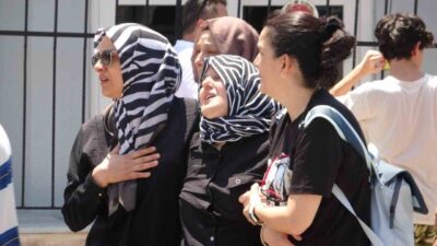 Antalya’da bir genç, iş çıkışında babasının aracını beklerken bir otomobilin