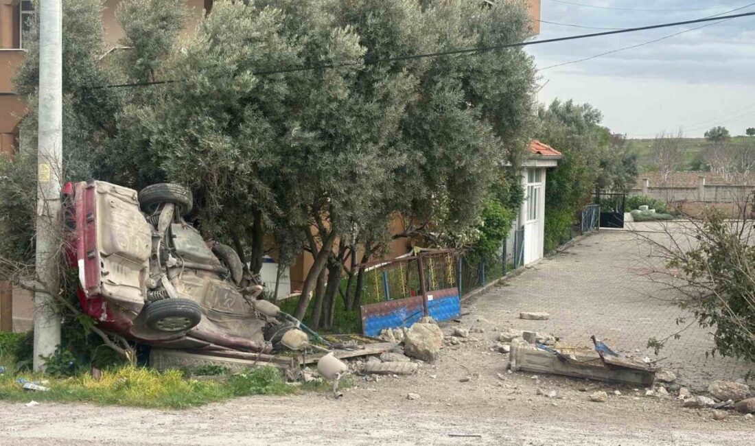 Uşak’ta meydana gelen bir trafik kazasında, bir otomobilin evin bahçe