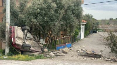 Uşak’ta meydana gelen bir trafik kazasında, bir otomobilin evin bahçe